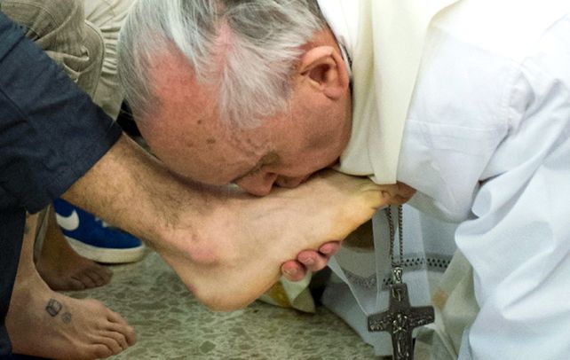Servicio. El Papa muestra su vocación de servicio con la ceremonia en la que exhortó a los jóvenes a tener esperanza.