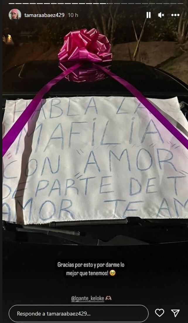 Tamara Báez compartió en Instagram el mensaje que dejó L-Gante junto al auto importado que le regaló.