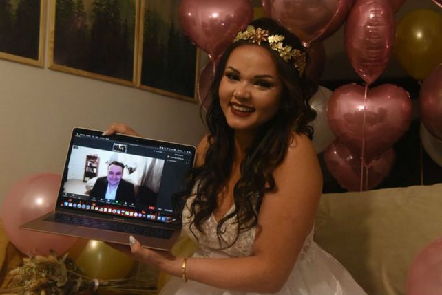 Una rosarina, la primera en dar el sí en una boda virtual binacional