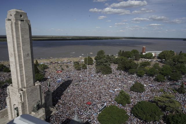El campeón de todos. Miles de hinchas se convocaron en el Monumento a la Bandera para celebrar el título obtenido en Qatar. Los rosarinos desbordaron las calles de la ciudad a pura alegría. 