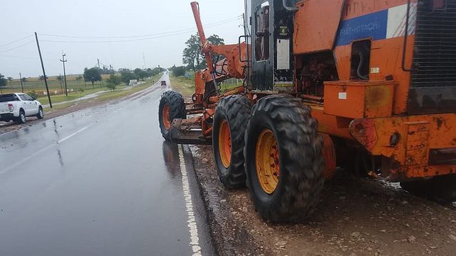 Vialidad Provincial realiza tareas de prevención en RP 11 en medio del temporal