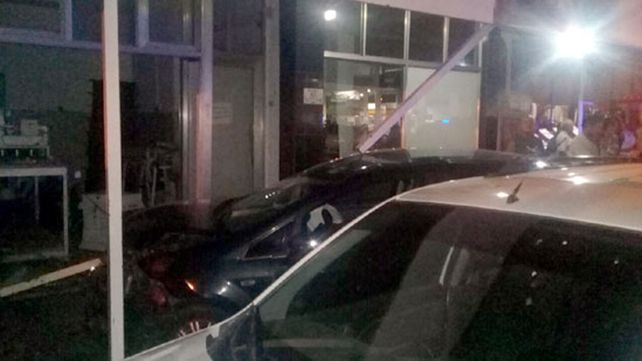 Dos autos colisionaron y chocaron contra una casa en Concepción del Uruguay