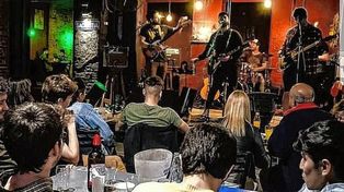 Por los botellazos con hielo a un bar