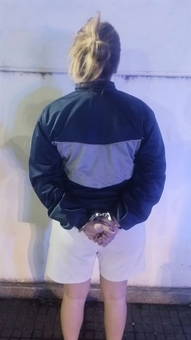 Una de las mujeres detenidas
