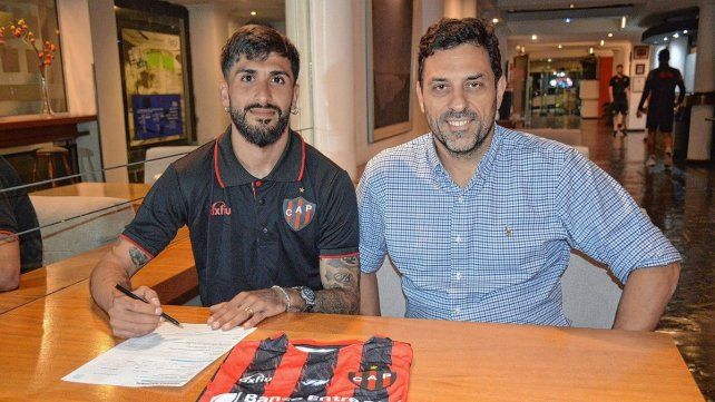 La firma de Emanuel Dening junto al presidente Molina.