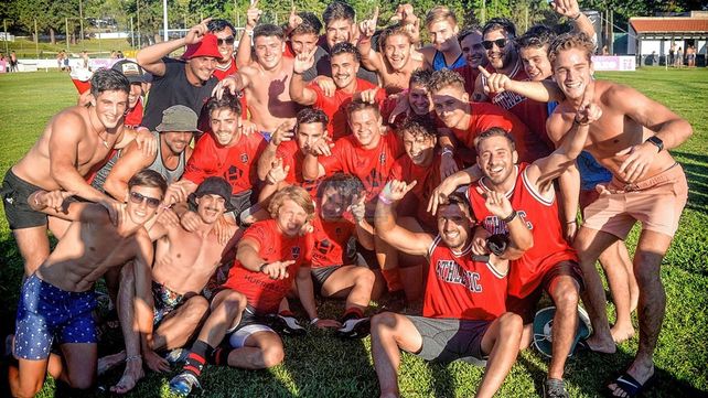 Los jugadores de Córdoba Athletic festejan el título en el Seven del Plumazo.
