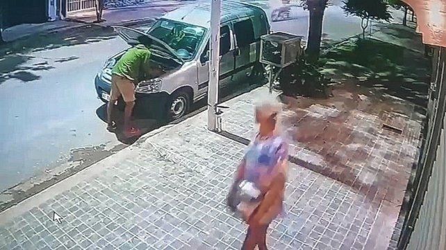 Video: así roban en 20 segundos la batería de un auto en pleno barrio Sur