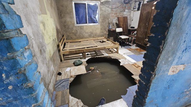 Terror en barrio Villa Hipódromo: una madre y sus tres hijos cayeron en un socavón dentro de su habitación