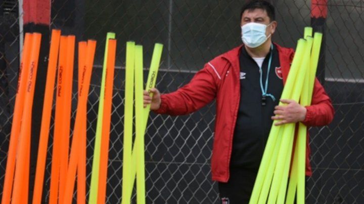 Manos a la obra. El Mono Germán Burgos ayudó a marcar los ejercicios antes del entrenamiento. Luego exigió a los futbolistas en el predio de Bella Vista.