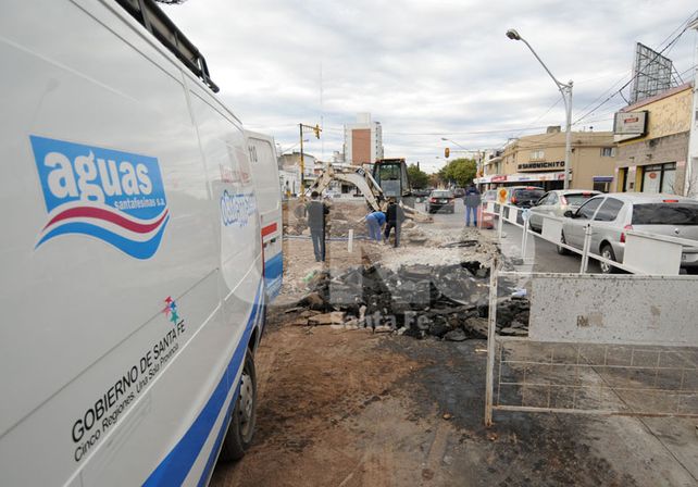 Cortan media calzada en Bulevar y Urquiza por trabajos de Assa. Fotógrafo: José Busiemi / Diario UNO Santa Fe