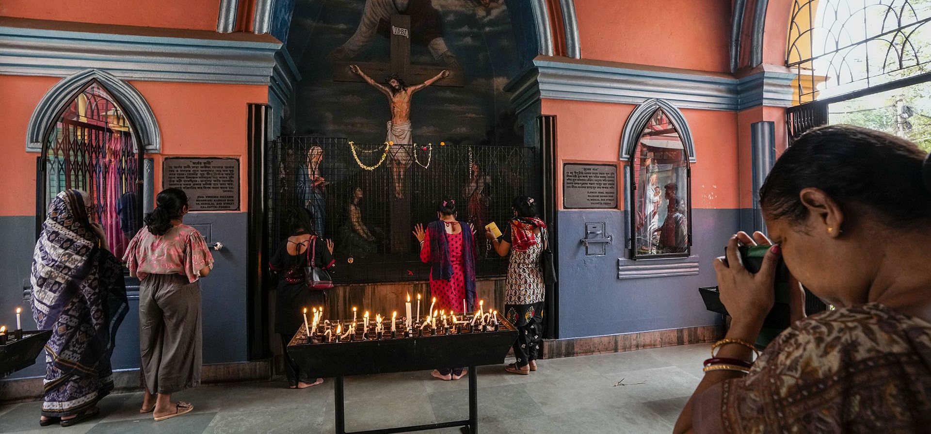 Creyentes ofrecen oraciones en una iglesia el Viernes Santo en Calcuta, India, el viernes 15 de abril de 2022. Cristianos de todo el mundo conmemoran el día en que Jesucristo fue crucificado, conocido como Viernes Santo.