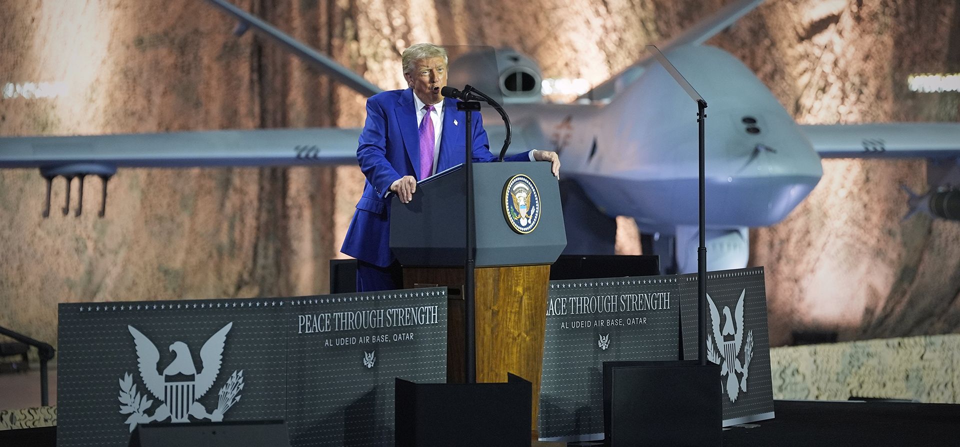El presidente Donald Trump expone ante la prensa, con un dron MQ-9 Reaper de fondo en la base aérea Al Udeid, el jueves 15 de mayo de 2025, en Doha, Catar. (Foto AP/Alex Brandon) El presidente Donald Trump expone ante la prensa, con un dron MQ-9 Reaper de fondo en la base aérea Al Udeid, el jueves 15 de mayo de 2025, en Doha, Catar. (Foto AP/Alex Brandon)