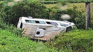 Ruta 2: una combi despistó y volcó en medio de la lluvia.