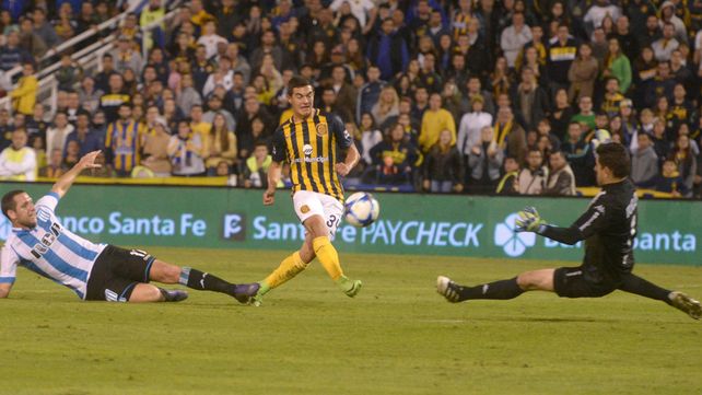 Golazo. Lovera define en la victoria ante Racing, en el Gigante. Fue uno de sus mejores goles en Central.