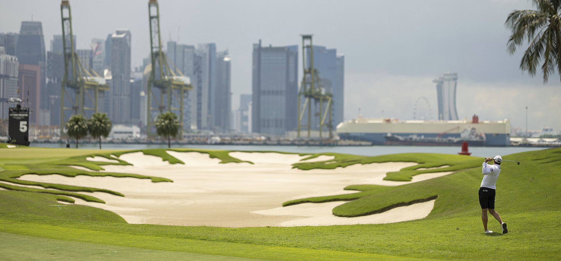 Peter Uihlein de 4Aces GC acierta su tiro desde la calle en el quinto hoyo durante la primera ronda de LIV Golf Singapore en el Sentosa Golf Club el viernes 28 de abril de 2023 en Sentosa, Singapur. (Doug DeFelice/LIV Golf vía AP)
