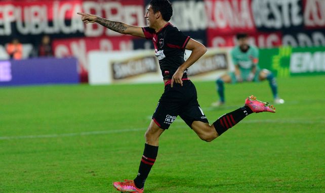 Montenegro clavó un golazo de derecha que festejó a pura emoción.