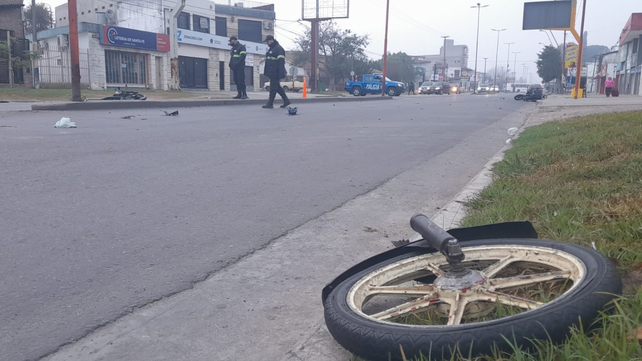 Siniestro en Villa Gobernador Gálvez. Una de las motos terminó deshecha en pedazos tras el impacto. Fue en avenida San Martín al 2400. 