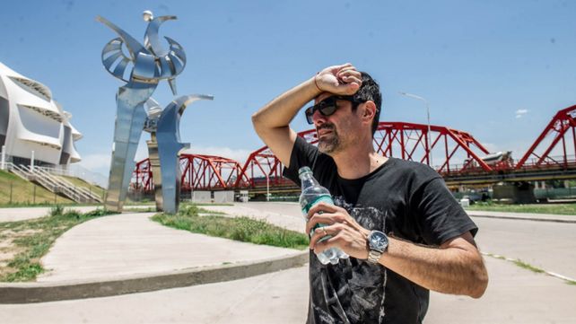 Alerta rojo en Mendoza, naranja para siete provincias y más de 40 grados en Santiago del Estero