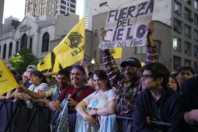 Simpatizantes de La Libertad Avanza en los momentos previos al anuncio del triunfo de Milei