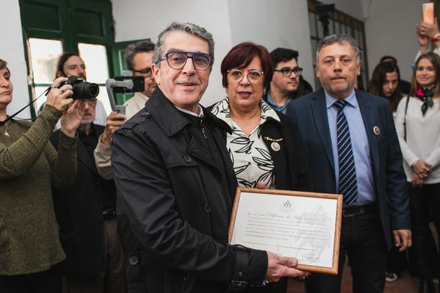 Diploma para Traferri. El senador fue destacado por la Asociación Sanmartiniana de San Lorenzo.