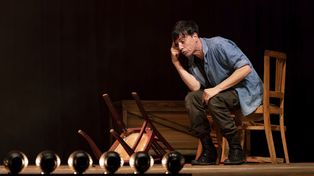 El unipersonal “El brote”, escrita y dirigida por Emiliano Dionisi y protagonizada por Roberto Peloni llega al Teatro Broadway