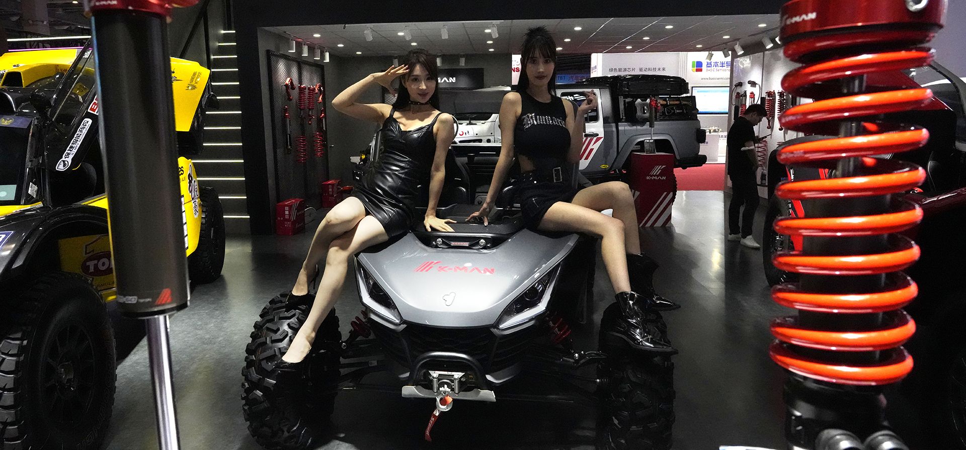 Modelos posan con un buggy todoterreno durante la exhibición Auto Shanghai 2023 en Shanghái, el miércoles 19 de abril de 2023. Los fabricantes de automóviles chinos y globales exhiben sus últimos SUV, sedanes y muscle cars en la exhibición automotriz más grande del mundo. (Foto AP/Ng Han Guan)