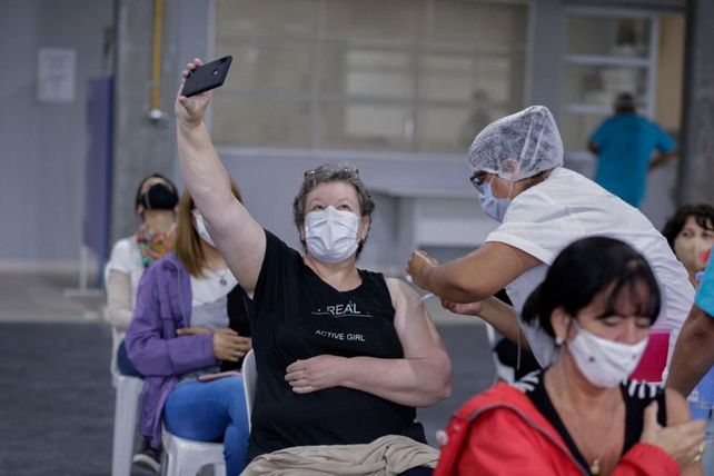 Una mujer se saca una selfie mientras es vacunada en la provincia de Buenos Aires.