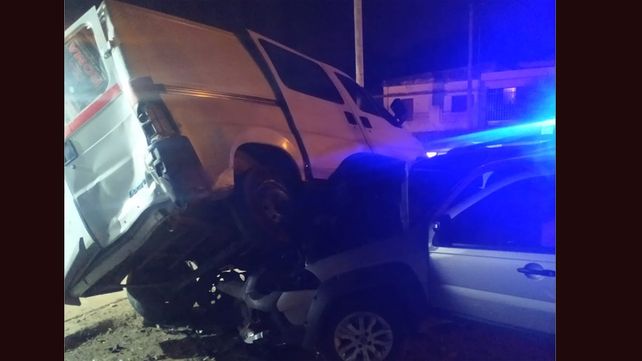 Paraná: auto se incrustó debajo de camioneta estacionada