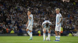 Te necesito, parece decirle Messi a la pelota, rodeado de Molina y De Paul. Argentina no la tuvo y Uruguay lo hizo padecer.