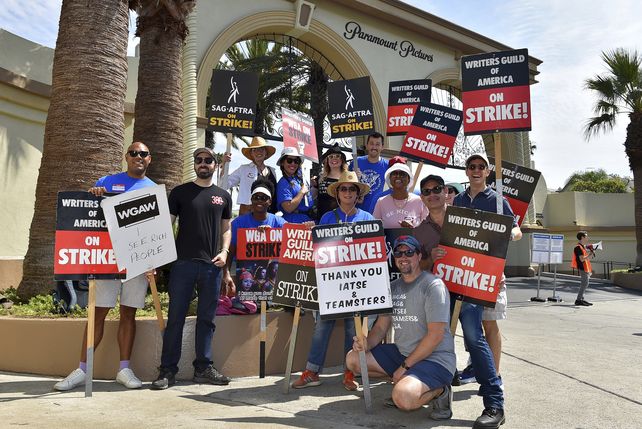 Actores y guionistas de la serie “Criminal Minds” protestan en la entrada de los estudios Paramount.&nbsp;
