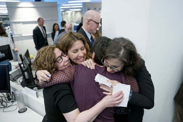 reconocimiento. Las periodistas celebran la obtención del lauro.
