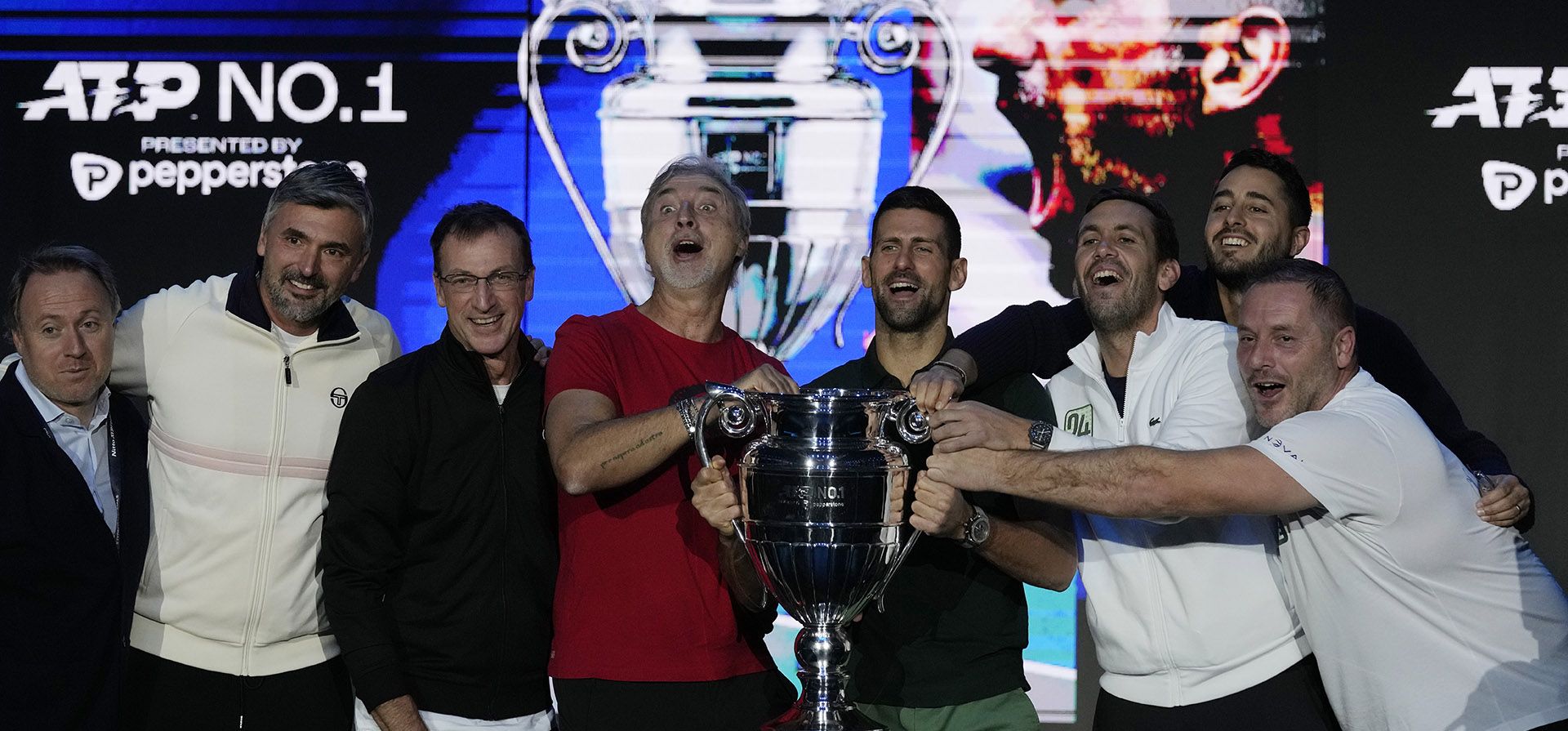 El serbio Novak Djokovic sostiene el trofeo con su equipo como mejor jugador mundial de la ATP en las Finales ATP World Tour, en el Pala Alpitour, en Turín, Italia, el lunes 13 de noviembre de 2023. Djokovic recibió el trofeo por terminar el año clasificado Nº 1. (Foto AP/Antonio Calanni) El serbio Novak Djokovic sostiene el trofeo con su equipo como mejor jugador mundial de la ATP en las Finales ATP World Tour, en el Pala Alpitour, en Turín, Italia, el lunes 13 de noviembre de 2023. Djokovic recibió el trofeo por terminar el año clasificado Nº 1. (Foto AP/Antonio Calanni)