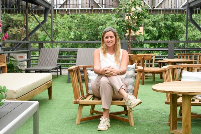 Tierra Chica tiene distintos espacios. Hay locales comerciales, donde se destacan los vinculados a la construcción, pero hay también marcas que brindan distintos servicios y gastronomía.
