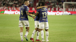 Se unió al festejo. El defensor canalla se acopló al abrazo entre Malcorra y Campaz, luego del gol del colombiano el miércoles pasado en la igualdad en La Plata.