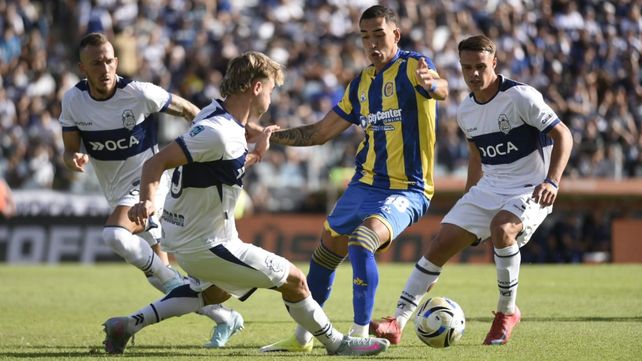 Julián Fernández maniobra contra varios rivales. Central se trajo tres puntos valiosos y un envión anímico de cara al clásico.