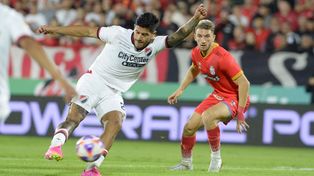 Jorge Recalde saca su derechazo, que será desviado por Medina. El paraguayo cumplió, dentro de un juego de Newells que fue convincente ante Arsenal.