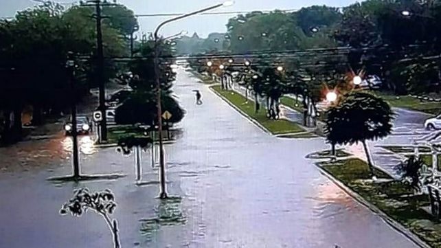 Calles anegadas por la fuerte lluvia en la ciudad de Larroque