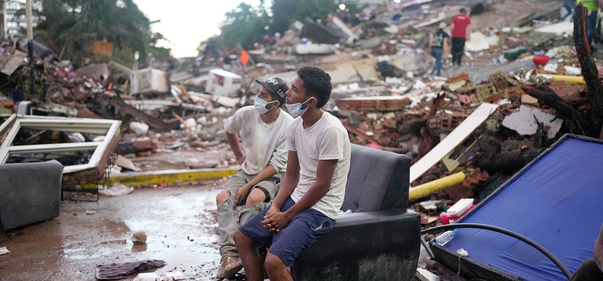 Residentes que ayudan a los rescatistas se sientan entre los escombros del terremoto en La Guaira, Venezuela, el martes 30 de junio de 2026. (Foto AP/Ariana Cubillos) Residentes que ayudan a los rescatistas se sientan entre los escombros del terremoto en La Guaira, Venezuela, el martes 30 de junio de 2026. (Foto AP/Ariana Cubillos)