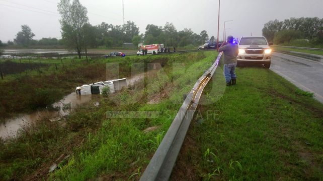 Volcó una camioneta oficial con tres policías y terminó dentro de una cuneta