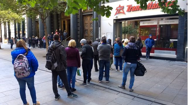 El dólar cerró a 59,5 en la city rosarina tras una jornada marcada por la tensión