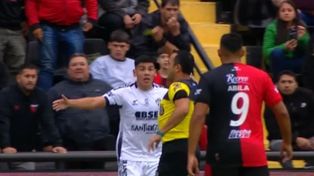 Espinoza empujó al defensor Gustavo Canto, de Central Córdoba, en el encuentro ante Colón jugado el lunes.