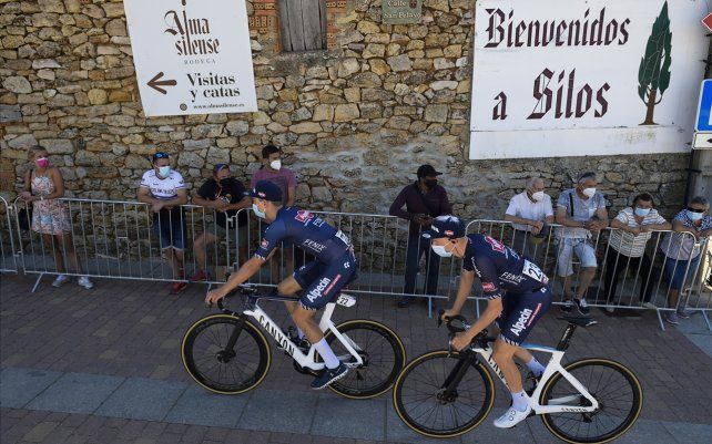 Floris de Tier de Alpecin-Fenix y Tobias Bayer, a la izquierda, antes del inicio de la tercera etapa entre Santo Domingo de Silos-Alto Picon, 202,8 kilómetros de la carrera ciclista La Vuelta, norte de España.