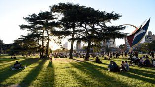 El sol ayudará a que el tiempo fresco en Rosario no se sienta tanto.