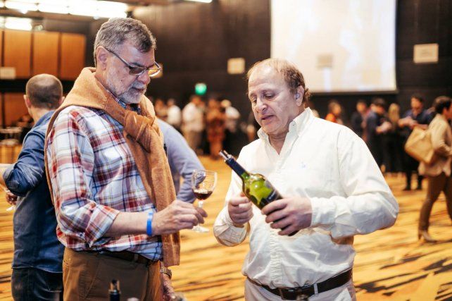 Invitados degustando vinos