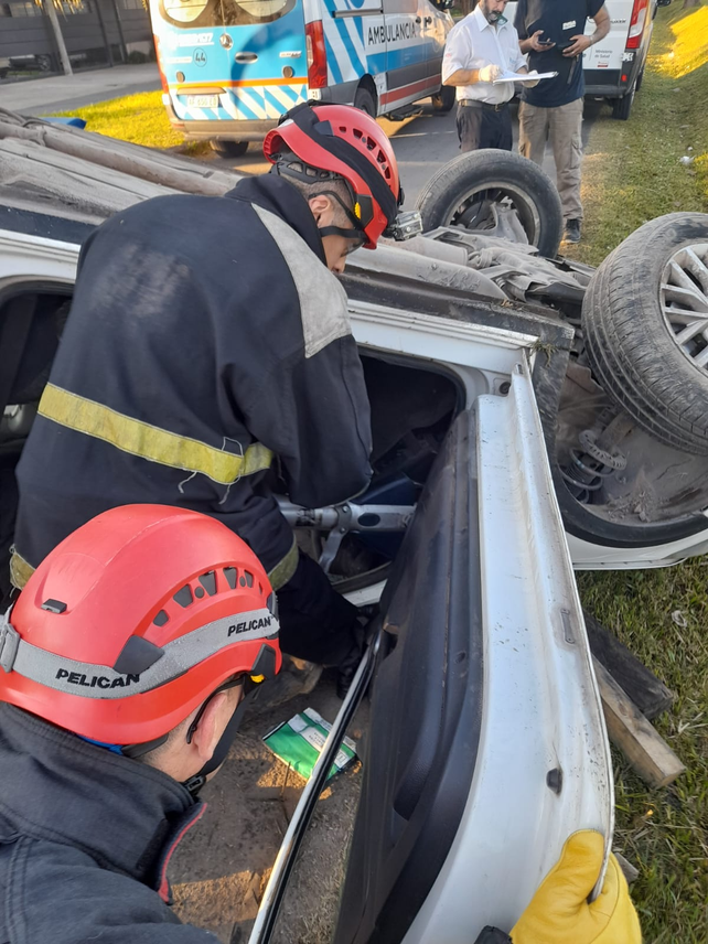 Bomberos en acción. El siniestro vial sucedió alrededor de las 9 en Sánchez de Loria y Pujato