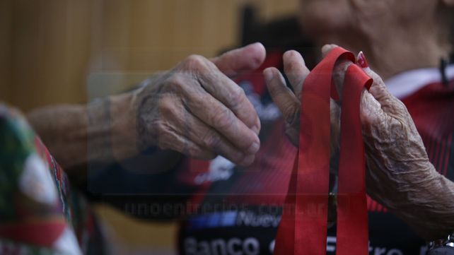 Doña Paula gritó los goles de Patronato con la camiseta firmada por los jugadores