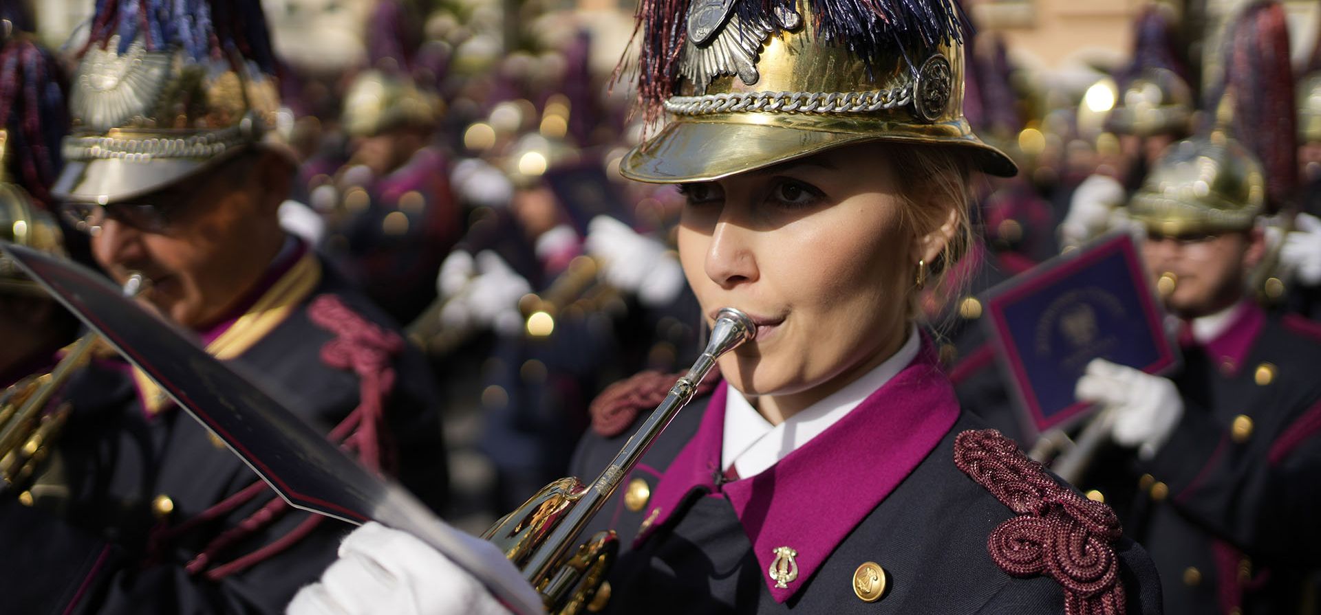 Un miembro de una banda filarmónica se presenta durante la procesión del féretro fúnebre de Jesús, llamado 