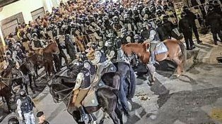 La policía uruguaya reprimió a los hinchas de Boca.