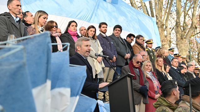 Unos 500 efectivos de las fuerzas de seguridad marcharon por la costanera de Gualeguaychú. El desfile contó con la participación de actores de la sociedad civil