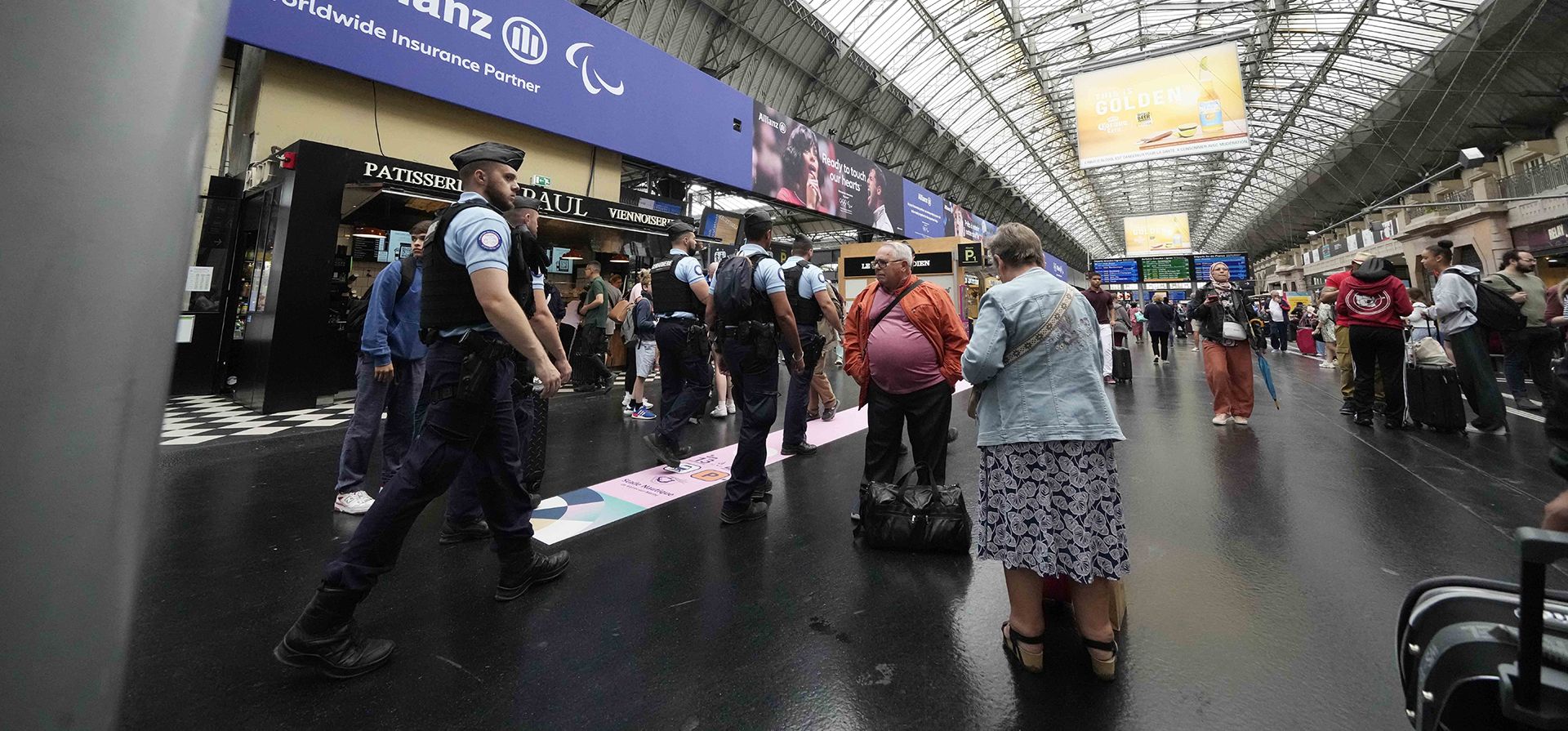 La policía controla la estación del Este luego que una serie de ataques vandálicos afectaran la red de trenes de alta velocidad horas antes del comienzo de la ceremonia de inauguración de los Juegos Olímpicos de París, viernes 26 de julio de 2024 (Foto AP/Luca Bruno) La policía controla la estación del Este luego que una serie de ataques vandálicos afectaran la red de trenes de alta velocidad horas antes del comienzo de la ceremonia de inauguración de los Juegos Olímpicos de París, viernes 26 de julio de 2024 (Foto AP/Luca Bruno)